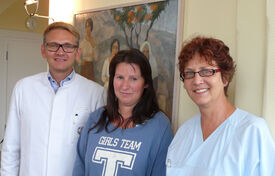 Foto von Prof. Dr. Ingo Runnebaum und Dr. Ines Hoppe (r.) mit der UKJ-Patientin wenige Tage nach dem Eingriff. Foto: UKJ/Unternehmenskommunikation